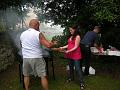 Henri au barbecue avec Morgane comme serveuse